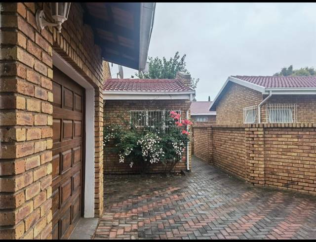 6 BEDROOM TOWNHOUSE FOR SALE IN SELCOURT